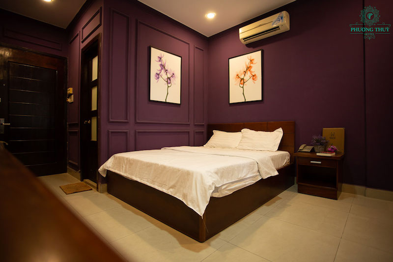 Khách sạn cao cấp nên có vị trí gần trung tâm